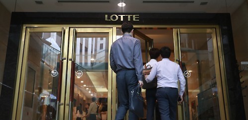 Employees enter a Lotte Group office building in downtown Seoul on Aug. 26, 2016. (Yonhap)