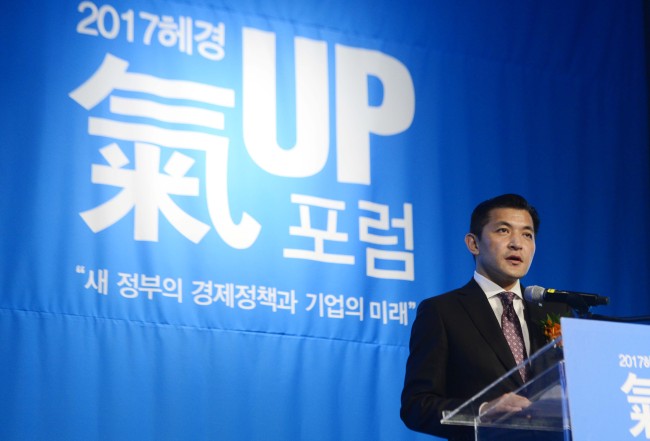 Herald Corp. Chairman Jungwook Hong delivers a speech at a business policy forum hosted by The Herald Business in Seoul on Wednesday. (Park Hae-mook/The Korea Herald)
