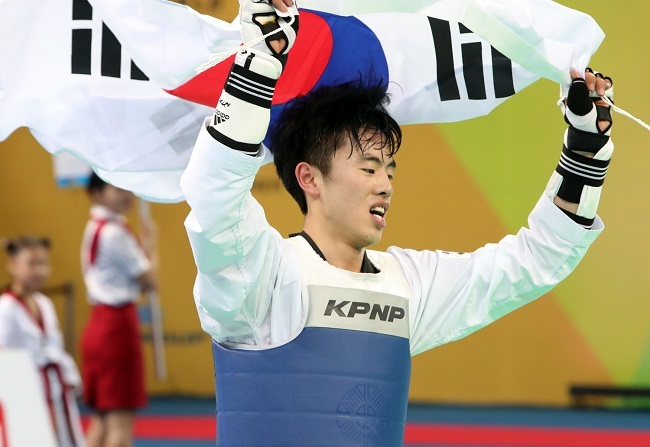 Jeong Yun-jo of South Korea celebrates his victory over Mikhail Artamonov of Russia in the final of the men's under-58kg division at the World Taekwondo Federation World Taekwondo Championships at Taekwondowon's T1 Arena in Muju, North Jeolla Province, on June 28, 2017. (Yonhap)