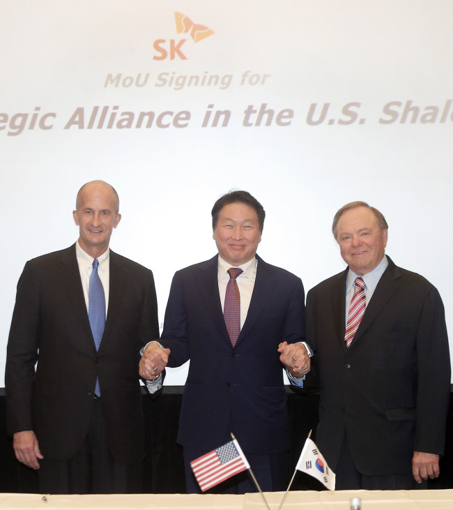 SK Group Chairman Chey Tae-won (center) pose with GE Vice Chairman John Rice (left) and Continental Resources Chairman Harold G. Hamm at a signing ceremony held in Washington, Wednesday. (SK Group)