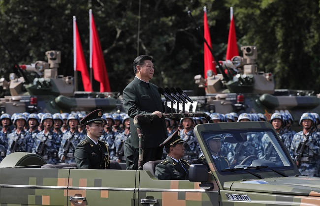 Chinese President Xi Jinping inspects the People`s Liberation Army of the Hong Kong Garrison in Hong Kong, Friday, June 30, 2017. (AP-Yonhap)