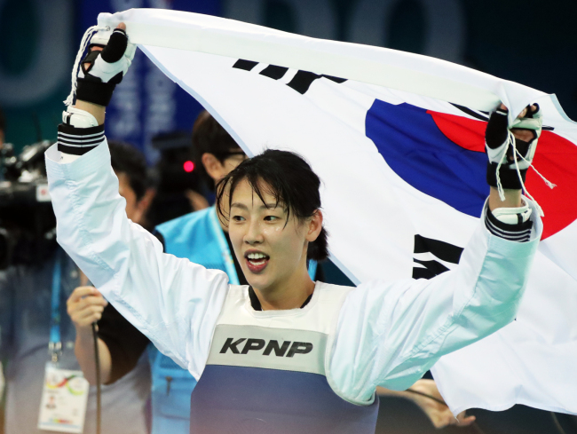South Korea's Lee Ah-reum after winning gold on the final day of the taekwondo world championships Friday. (Yonhap)