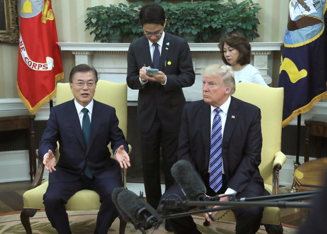 문재인 대통령과 트럼프 미국 대통령이 백악관 집무실에서 정상회담에 임하기 전에 담소를 나누고 있다 (사진=연합뉴스)