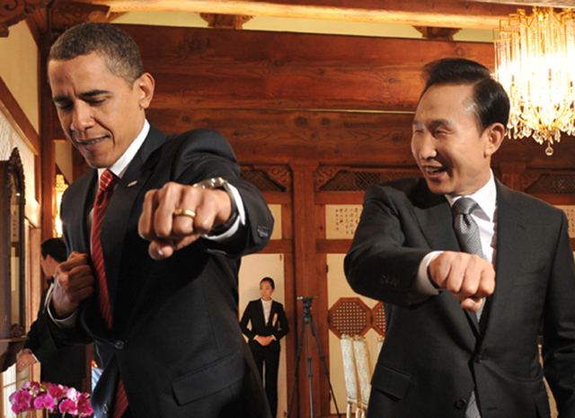 Former US President Barack Obama and former South Korean President Lee Myung-bak are seen in the photo taken in November 2009. (Yonhap)