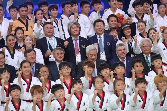 Taekwondo demonstration performers pose for pictures with luminaries such as Thomas Bach (third row, second from R), president of the International Olympic Committee, and Choue Chung-won (to right of Bach), head of the World Taekwondo Federation, during the closing ceremony of the WTF World Taekwondo Championships at T1 Arena in Muju, North Jeolla Province, on June 30, 2017. (Yonhap)