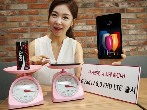 A model poses with LG Electronics Inc.'s new tablet PC, the LG Pad IV 8.0 FHD LTE, in this photo released by the company on July 3, 2017. (Yonhap)