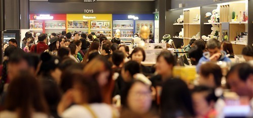 This file photo taken on April 1, 2016, shows Hanwha Galleria Co.'s duty-free store in Seoul crowded with Chinese tourists. (Yonhap)