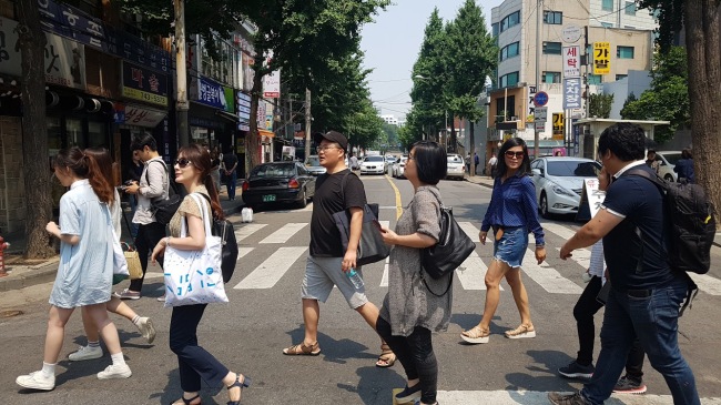 Participants of “Arts on Seoul’s street found by citizens” pose for a photo during their field work in Seoul. (The Seoul Metropolitan Government)