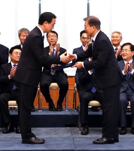 New unification minister Cho Myong-gyon(L) and Presdient Moon Jae-in(R) (Yonhap)