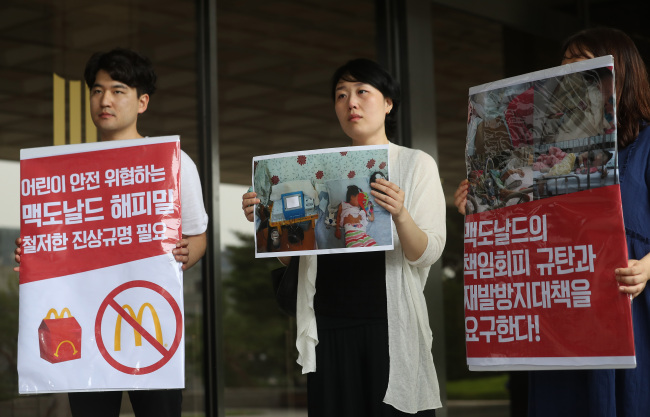 MCDONALD’S KOREA SUED -- A mother named Choi Eun-ju holds a press conference outside the Seoul Central District Prosecutors’ Office in Seocho-gu, Seoul, Wednesday, after filing a suit against McDonald’s Korea claiming that her daughter had contracted hemolytic uremic syndrome after eating a McDonald‘s Happy Meal last September. Her attorney said that the condition is usually contracted after consuming undercooked ground meat, but McDonald’s Korea claims that patties could not be undercooked because they use preset machines. (Yonhap)