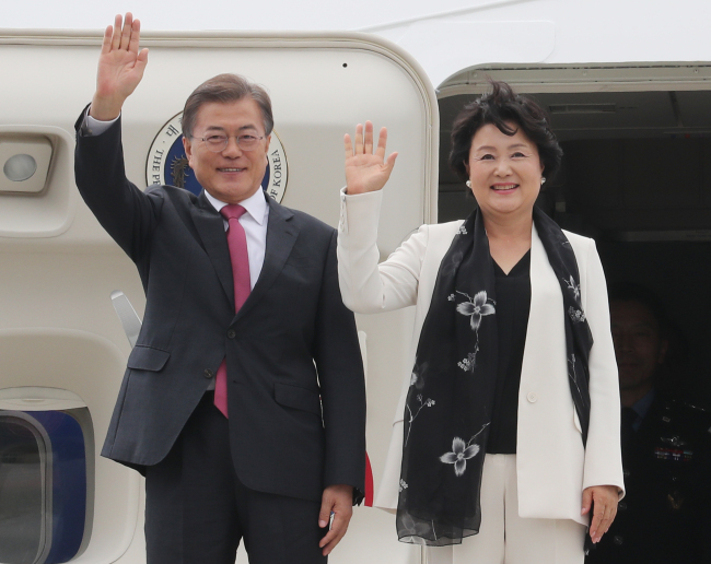 President Moon Jae-in and first lady Kim Jung-sook arrive at Berlin's Tegel Airport on Wednesday. (Yonhap)