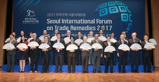 Korea Trade Commission Chairman Shin Hi-tack (sixth from right, front row) and representatives of trade remedy agencies from across the world pose for a photo at the 2017 Seoul International Forum on Trade Remedies in Seoul on Thursday. (Trade Ministry)