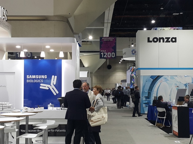 A view of Samsung BioLogics’ booth (left) and Lonza’s booth (right) at the 2017 Bio International Convention in San Diego (Sohn Ji-young/The Korea Herald)