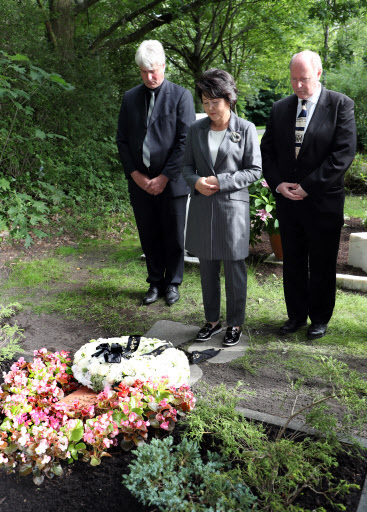 First lady visits German gravesite of controversial composer