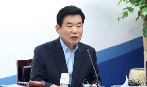 Kim Jin-pyo, the head of the State Affairs Planning Advisory Committee, speaks during a plenary committee session at its office in Seoul on July 10, 2017. (Yonhap)