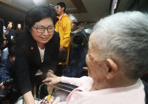 Gender Equality Minister Chung Hyun-back talks with former sex slave Kang Il-chool during a visit to the House of Sharing, a shelter for the former sex slaves, in Gwangju, east of Seoul, on July 10, 2017. (Yonhap)