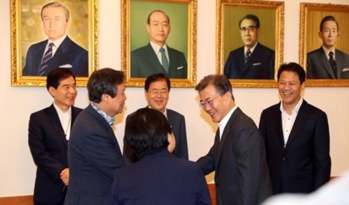 President Moon Jae-in (2nd from R) shakes hands with Culture Minister Do Jong-hwan before the start of a weekly Cabinet meeting at his office, Cheong Wa Dae, in Seoul on July 11, 2017. (Yonhap)