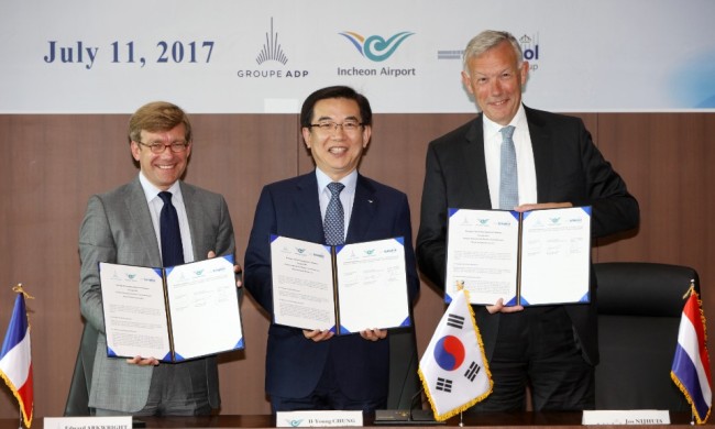 Incheon International Airport Corp. CEO Chung Il-young (center), Royal Schiphol Group CEO Jos Nijhuis (right) and Groupe ADP Deputy CEO Edward Arkwright pose at a signing ceremony creating the Leading Airport Alliance at Incheon International Airport Corp. headquarters on Tuesday. (Incheon Airport)