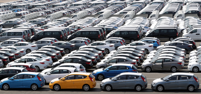 This undated picture shows cars parked at a harbor in South Korea for shipment. (Yonhap)