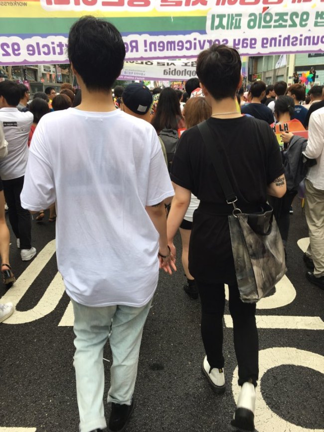 Same-sex couples march while holding hands during the pride parade in Seoul on Saturday. (Ock Hyun-ju/The Korea Herald)