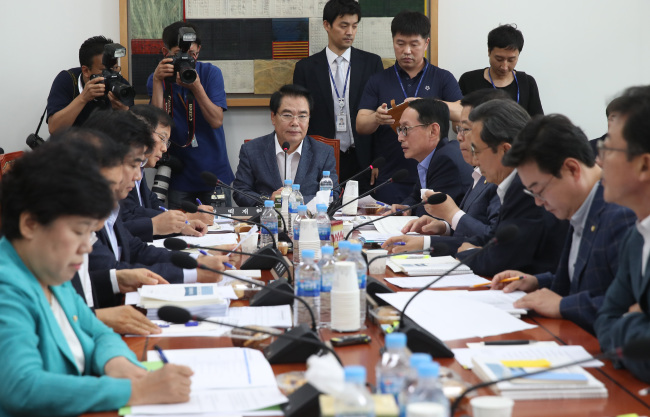 Lawmakers review extra budget plan at the National Assembly. Yonhap