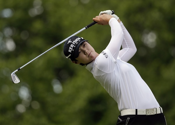 In this Associated Press photo, Park Sung-hyun of South Korea watches her tee shot on the fourth hole during the final round of the US Women's Open at Trump National Golf Club in Bedminster, New Jersey, on July 16, 2017. (Yonhap)