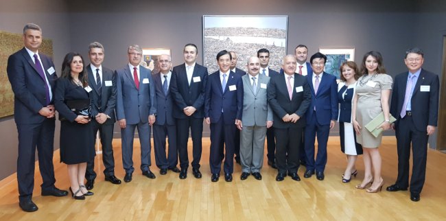 Participants at the opening ceremony of the “Invisible Language” exhibition at the Bank of Korea’s Money Museum on July 10 included Turkish Ambassador to Korea Arslan Hakan Okcal (front, fifth from right), Bank of Korea Gov. Lee Ju-yeol (front, center) and Central Bank of Turkey Deputy Gov. Murat Uysal (front, sixth from right). (Turkish Embassy)