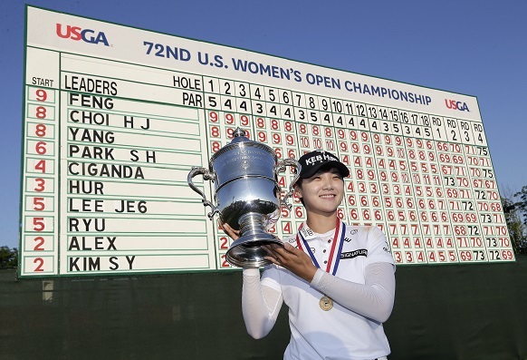 In this Associated Press photo, Park Sung-hyun of South Korea hoists the winner's trophy after capturing the US Women's Open at Trump National Golf Club in Bedminster, New Jersey, on July 16, 2017. (Yonhap)
