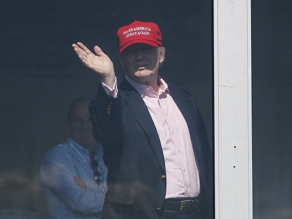 This AP photo shows U.S. President Donald Trump waving while watching the US Women's Open at the Trump National Golf Club in Bedminster, New Jersey, on July 16, 2017. (Yonhap)