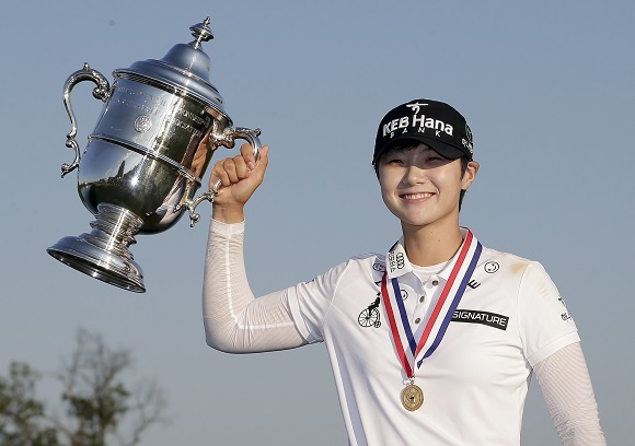 In this Associated Press photo, Park Sung-hyun of South Korea holds up the winner's trophy after capturing the US Women's Open at Trump National Golf Club in Bedminster, New Jersey, on July 16, 2017. (Yonhap)