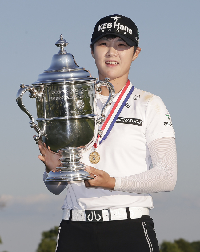Park Sung-hyun poses with the trophy after the final round of the US Women’s Open in Bedminster on Sunday. AP-Yonhap