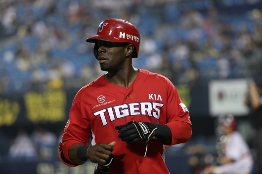 KIA Tigers outfielder Roger Bernadina returns to the dugout after an at-bat on June 30, 2017. (Yonhap)