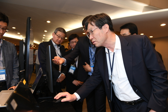 Posco Chairman Kwon Oh-joon (right)  looks around booths set up at the Smart Posco Forum 2017. (Posco)