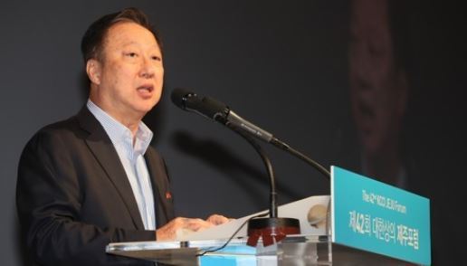 Park Yong-man, chief of the Korea Chamber of Commerce and Industry, speaks during an opening ceremony for its annual forum held on the country`s resort island of Jeju on July 19, 2017. (Yonhap)