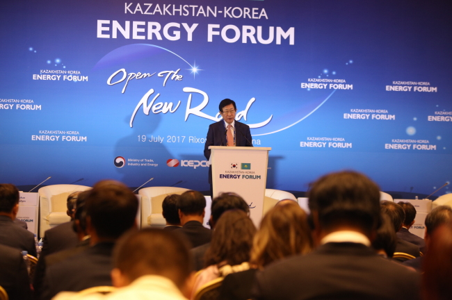Kepco CEO Cho Hwan-eik delivers a speech at the company‘s first international business forum in Kazakhstan on Wednesday. (Kepco)