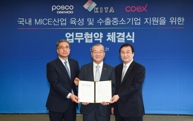 Posco Daewoo CEO Kim Young-sang (left) poses with KITA Chairman Kim In-ho and Coex CEO Byun Bo-kyung after a memorandum of understanding signing. (Posco Daewoo)