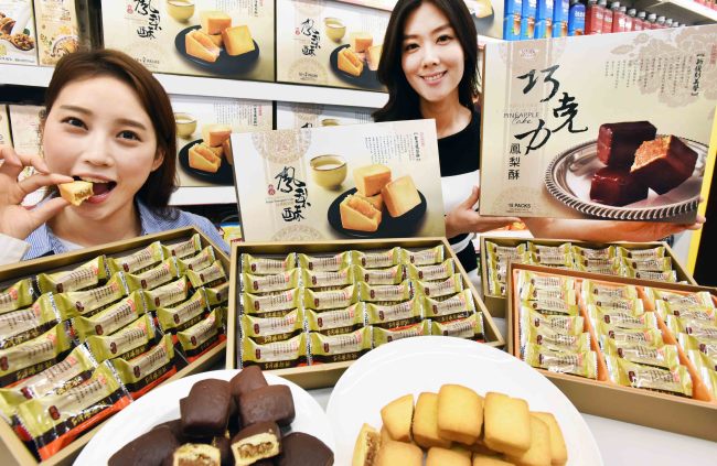 Models pose with the feng li su products available at Homeplus through Friday. (Homeplus)