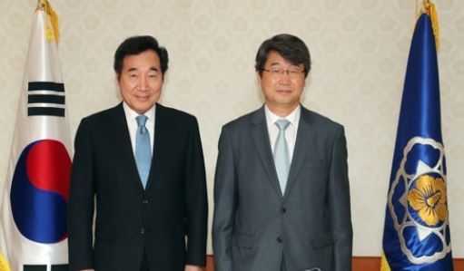 Prime Minister Lee Nak-yon (L) and Kim Ji-hyung, the chairman of a panel overseeing the process of collecting public opinion over the fate of two nuclear reactors, pose for a photo at a ceremony conferring letters of appointment on panel members at the central government complex in Seoul on July 24, 2017. (Yonhap)