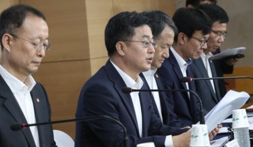 South Korea`s Finance Minister Kim Dong-yeon (2nd L) speaks at a press conference on the Moon Jae-in government`s economic policy plan in Seoul on July 25, 2017. (Yonhap)
