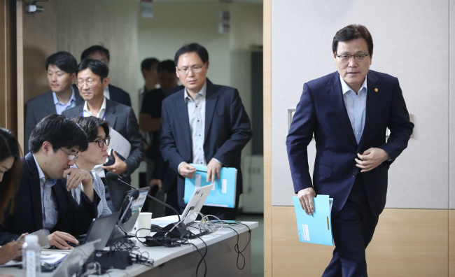 FSC Chairman Choi Jong-ku enters a briefing room to hold his first press conference at Government Complex Seoul on Wednesday. (Yonhap)