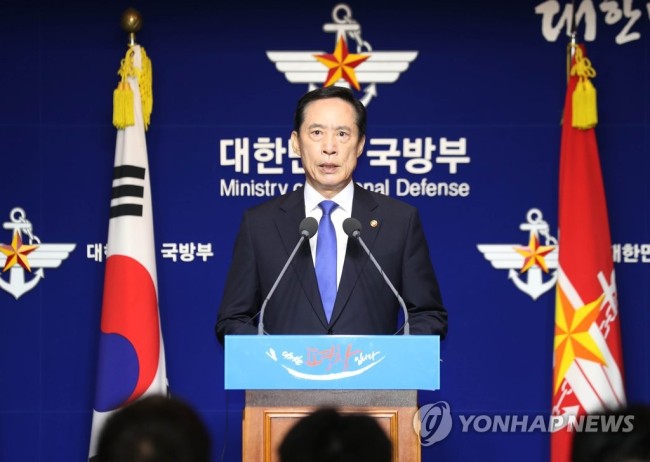 Defense Minister Song Young-moo speaks at a news conference on Saturday. (Yonhap)