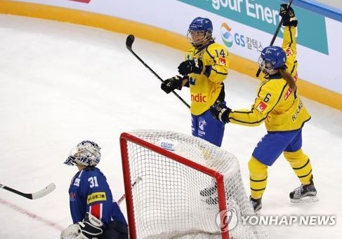 Sabina Kuller of Sweden (C) celebrates her goal against South Korea with teammate Sara Hjalmarsson during the teams` friendly game at Gangneung Hockey Centre in Gangneung, Gangwon Province, on July 29, 2017. (Yonhap)