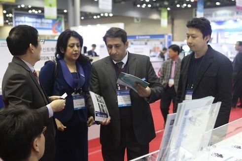 In this file photo taken on Nov. 30, 2016, foreign buyers look at brochures introducing Korean products during an export fair in Seoul. (Yonhap)
