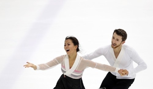 South Korean ice dancers Min Yu-ra (L) and Alexander Gamelin perform during the Figure Skating Korea Challenge at Mokdong Ice Rink in Seoul on July 30, 2017. Gamelin, born in the United States, has acquired a South Korean passport, which will allow him and Min to represent South Korea at the 2018 PyeongChang Winter Olympics if they qualify. (Yonhap)