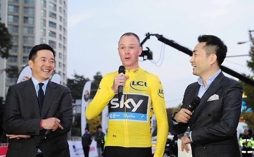 In this photo taken by L`Etape Korea on Nov. 5, 2016, British cycling star Chris Froome (C) speaks to fans at the opening ceremony of the amateur cycling event L`Etape Korea by Le Tour de France in Seoul. (Yonhap)