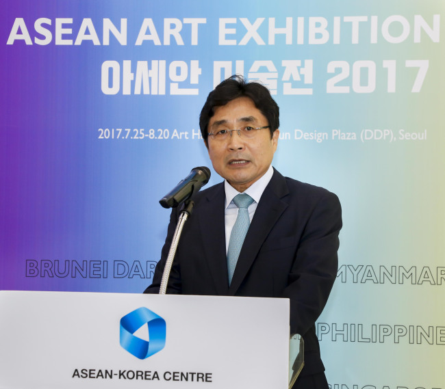 The ASEAN-Korea Center Secretary General Kim Young-sun -- former Korean Ambassador to Indonesia from 2011-14 -- speaks at the 2017 Asian Students and Young Artists Art Festival at Dongdaemun Design Plaza in Seoul on July 25. The exhibition runs through Aug. 20 featuring 60 works by ASEAN artists. (ASEAN-Korea Center)