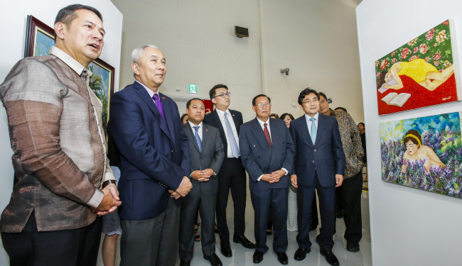ASEAN ambassadors view artworks at the 2017 Asian Students and Young Artists Art Festival at Dongdaemun Design Plaza in Seoul on July 25. The exhibition runs through Aug. 20 featuring 60 works by ASEAN artists. (ASEAN-Korea Center)