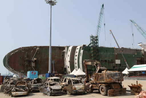 A search operation is underway into the salvaged Sewol ferry at the port of Mokpo, South Jeolla Province. (Yonhap)
