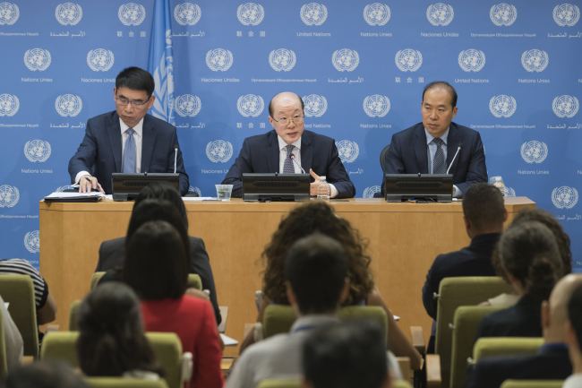 Chinese Ambassador to the UN Liu Jieyi (center) speaks at a news conference in New York on Monday. (Xinhua-Yonhap)