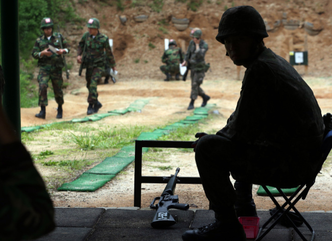 Soldiers check their targets at an Army shooting range in Daejeon . (Yonhap)